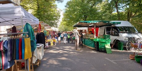 Die zahlreichen Ständen auf dem Markt von Prenzlauer Berg.