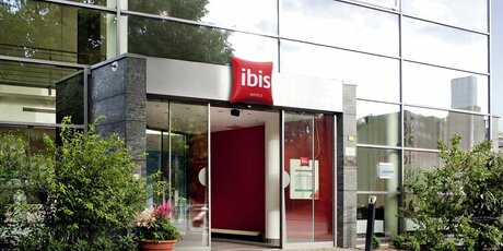 Hotel Ibis Gebäudefront mit Eingangstür von außen