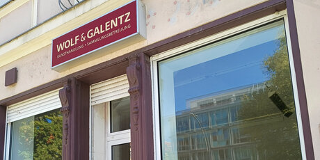 Ladenfront außen der Galerie Wolf & Galentz