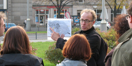 Stadtbilderklärer Olaf Riebe mit Touristen bei einer Stadtführung