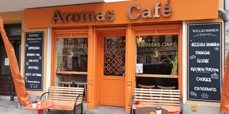 Ansicht Straße / Aromas Café