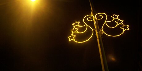 Weihnachtsbeleuchtung auf der Straße