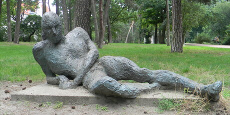 Standort: Bürgerpark Pankow, "Dichter und Mädchen", Künstlerin: Sabine Teubner MBaye (*1953), Datierung: 1999, Material: Bronze