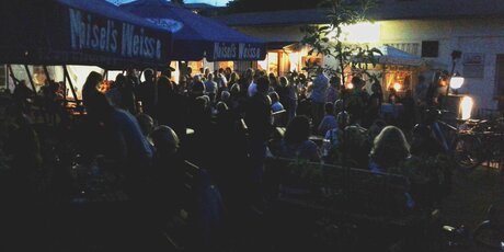 Biergarten bei Nacht