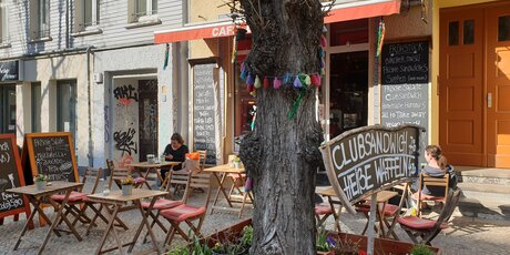 Ansicht Straße / Café Ludmilla