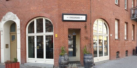 Ansicht Straße / Crossroads Bar