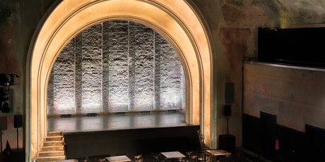Theatersaal und Bühne im Theater im Depphi ohne Zuschauer.