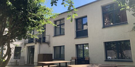Innenhof der Floramühle unter sonnigem Himmel
