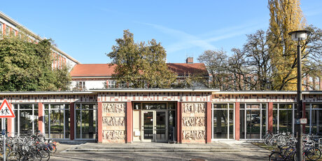 Vorderfront mit Eingang der weißensee kunsthochschule berlin