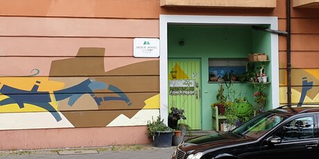 Außenfront / Frosch - Hostel