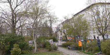 Helmholtzplatzmit Mädchenplastik "Stehendes Mädchen"mit Windspiel