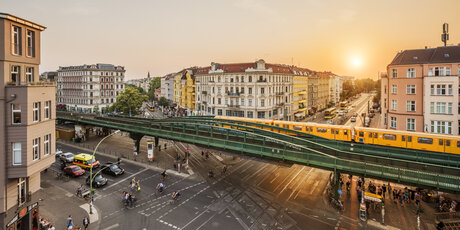 Hochbahnbrücke an Kreuzung Eberswalder Strasse und Sonnenuntergang