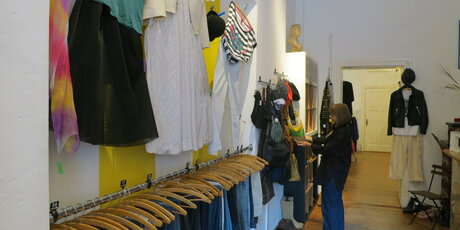Innenansicht mit einer Kundin im Fast Neu Second Hand