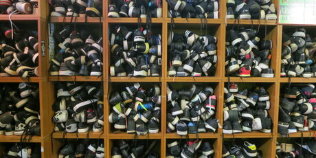 Paul's Boutique Innenansicht Regale mit den Schuhen
