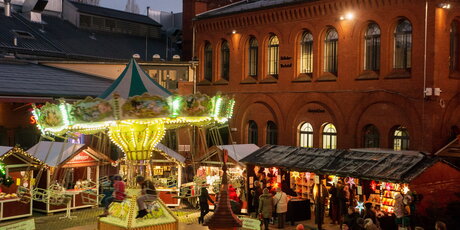 Kettenkarussell - Lucia Weihnachtsmarkt in der Kulturbrauerei, Berlin-Prenzlauer Berg