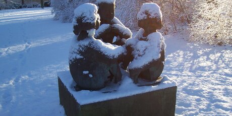 Skulptur "Drei sitzenden Kinder" /Hans Kies/Schlosspark Schonhausen