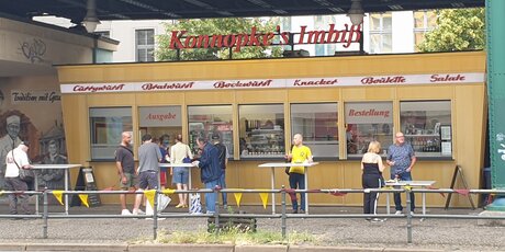 Ansicht Straße / Konnopke's Imbiß