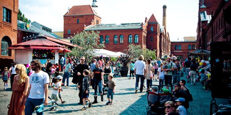 Besucher auf dem Innenhof der KulturBrauerei