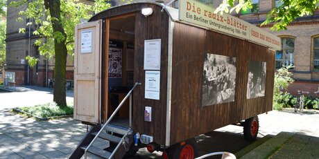 Kulturwaben der Brotfabrik mit der Ausstellung "ÜBER DAS NEIN HINAUS – Die radix-blätter" auf dem Hof des Museums Pankow in der Prenzlauer Allee
