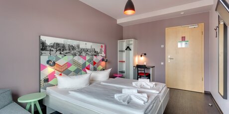 Innenansicht Hotelzimmer mit Doppelbett