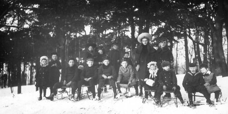 Rodelpartie in der Büttnerheide Niederschönhausen, um 1910