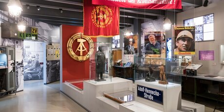 Zwei Besucher im Museum in der Kulturbrauerei
