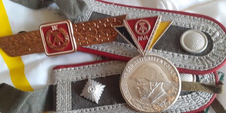 NVA Schulterstücke (Feldwebel) Qualispange und Reservistenabzeichen