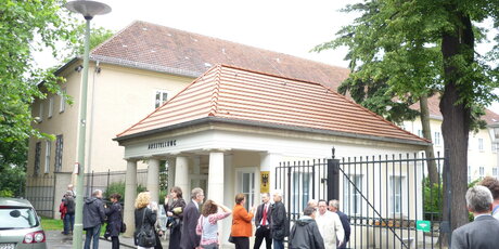 Torhäuschen Schloss Schönhausen außen mit Menschen