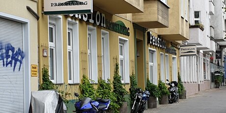 Außenfront / Eingang Pension Prenzlberg in der Danziger Straße