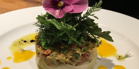 Gericht mit Blume