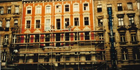 Rykestraße 14 mit eingerüsteter Fassade, November 1994