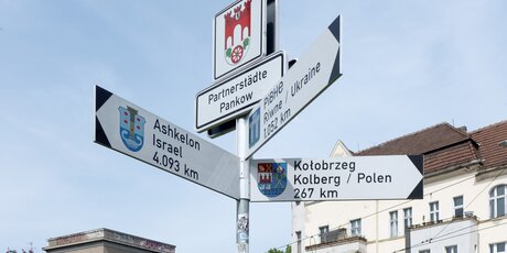 Schilderbaum bei der alten Pfarrkirche von Pankow, Breite Straße
