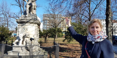 Stadtführerin Serena Fellwock vor einem Denkmal