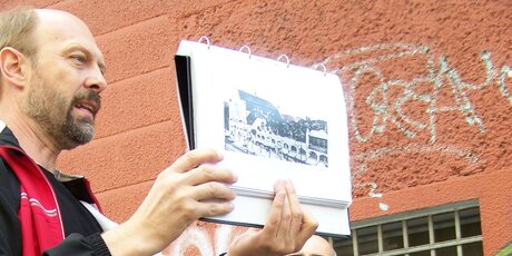 Stadtführer mit Touristen bei einer Stadtführung