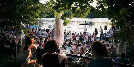 Zuschauer beim Poetry Slam im Strandbad Weißensee