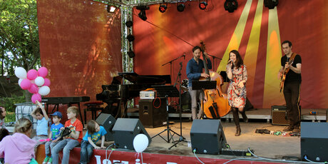 Sängerin mit Jazzband auf der Bühne bei Jazz im Park