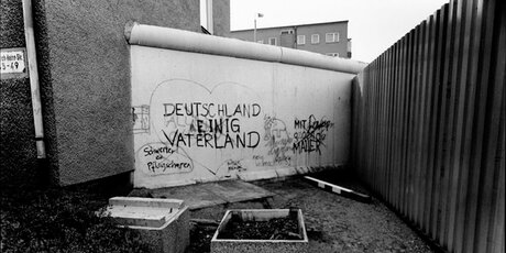 19.04.1990 Heinrich-Heine-Strasse, Blick auf die Mauer mit Schriftzug "DEUTSCHLAND EINIG VATERLAND"