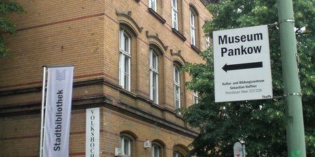 Museum Pankow Eingang mit Hinweisschild