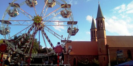 Riesenrad auf dem Fest an der Panke, im Hintergrund  Alte Pfarrkirche „Zu den Vier Evangelisten“ in der Breite Straße in 13187 Berlin