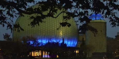 Nachtaufnahme. Zeiss-Großplanetarium, der untere Teil der Kuppel mit blauen Licht angestrahlt.