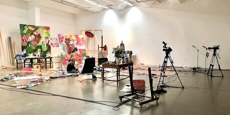 Blick in die Austellungshalle der Sexauer Gallery: Alexander Iskin / Performance