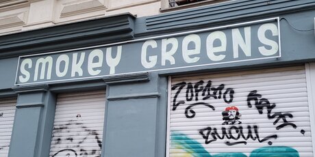 Restaurant Smokey Greens Schrift über dem Eingang