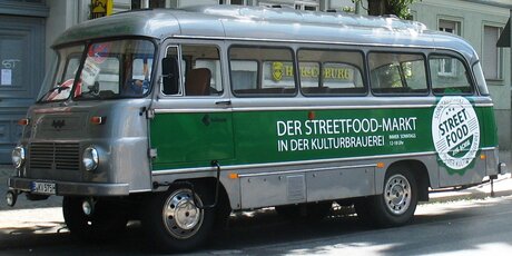 Robur-Bus mit Aufschrift Street Food auf Achse 