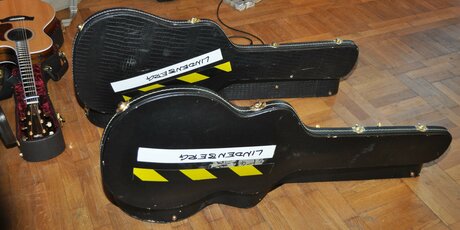 zwei Gitarrenkoffer mit Aufschrift LINDENBERG