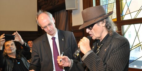 Udo Lindenberg beim Eitrag in das Gästebuch