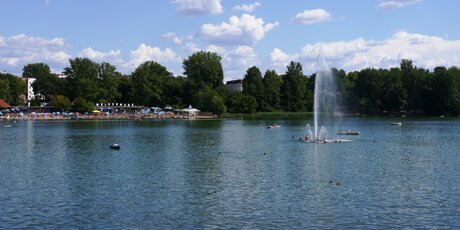 Der Weiße See im Sommer mit großer Fontaine, im Hintergrund das Strandbad