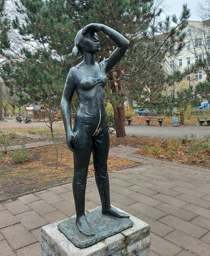 Standort: Heinz-Knobloch-Platz, Grünanlage, "Berliner Mädchen", Künstler: Gerhard Rommel (1934–2014), Datierung: 1961, Material: Bronze