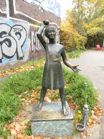 Standort: Kanzowstraße, Spielplatz, "Ballspielendes Mädchen", Künstlerin: Ursula Schneider-Schulz (1925– 2015), Datierung: 1956–1957, Material: Bronze