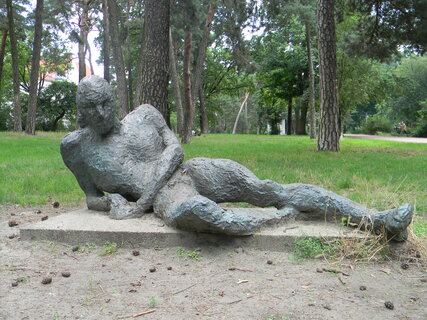 Standort: Bürgerpark Pankow, "Dichter und Mädchen", Künstlerin: Sabine Teubner MBaye (*1953), Datierung: 1999, Material: Bronze