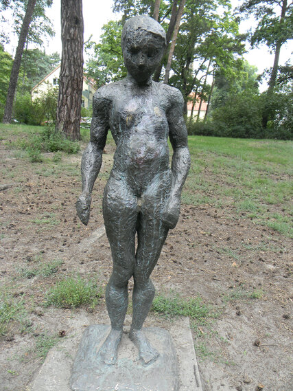 Standort: Bürgerpark Pankow, "Dichter und Mädchen", Künstlerin: Sabine Teubner MBaye (*1953), Datierung: 1999, Material: Bronze